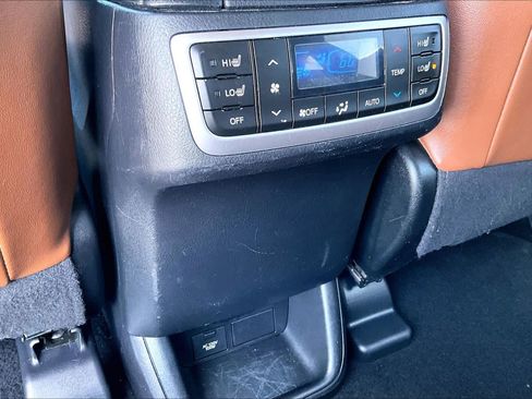 Used 2019 Toyota Highlander Limited Platinum FWD image 32
