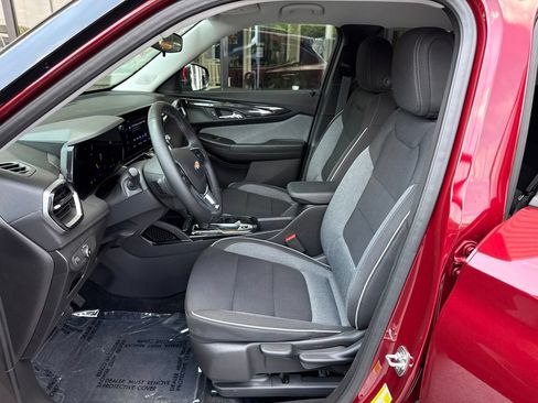 Used 2025 Chevrolet TrailBlazer LT w/ LPO, Blackout Package FWD image 20