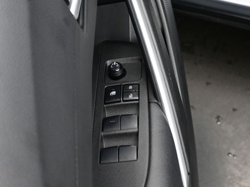 Used 2022 Toyota Corolla Cross XLE image 10