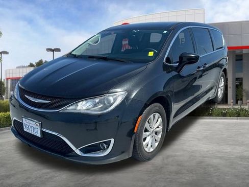 Used 2018 Chrysler Pacifica Touring Plus FWD image 3