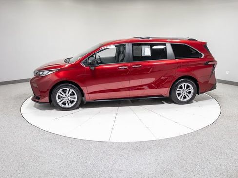 Used 2022 Toyota Sienna XSE AWD/4WD image 34