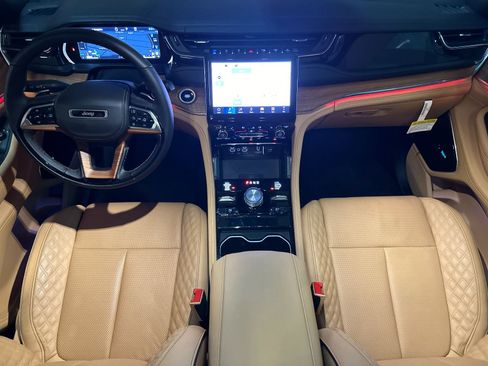 New 2025 Jeep Grand Cherokee Summit image 12