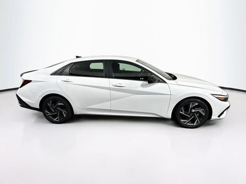 Certified 2025 Hyundai Elantra Sport FWD image 9