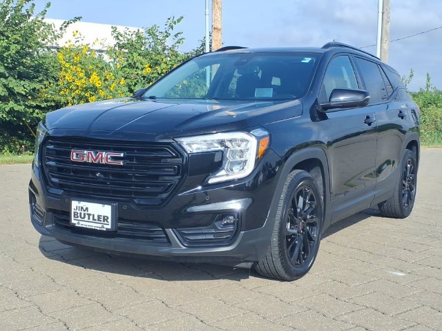 Used 2024 GMC Terrain SLT w/ Tech Package FWD image 2