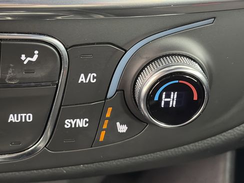 Used 2023 Chevrolet Traverse LT image 27