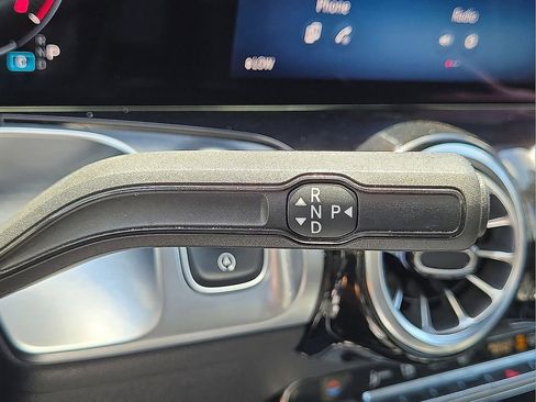 Used 2025 Mercedes-Benz GLB 250 4MATIC image 30