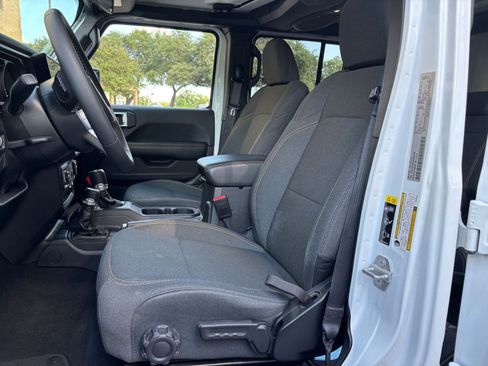 Used 2025 Jeep Wrangler Unlimited Sahara AWD/4WD image 22