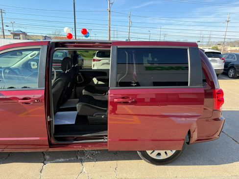 Used 2018 Dodge Grand Caravan SE w/ UConnect Hands-Free Group image 19