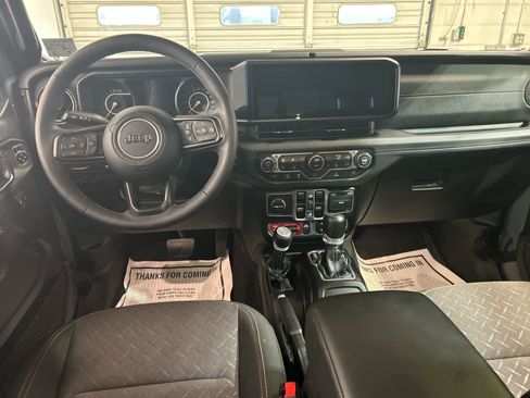 Used 2025 Jeep Gladiator Mojave w/ Convenience Group AWD/4WD image 4
