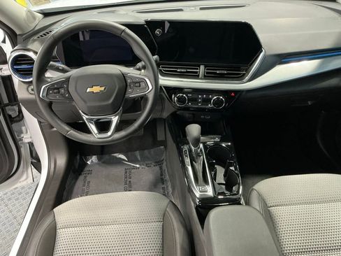 Used 2025 Chevrolet Trax LT w/ LT Convenience Package FWD image 8