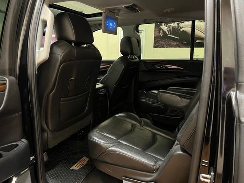 Used 2018 Cadillac Escalade ESV Luxury image 34
