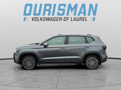 Certified 2025 Volkswagen Taos SE w/ Panoramic Sunroof Package image 6