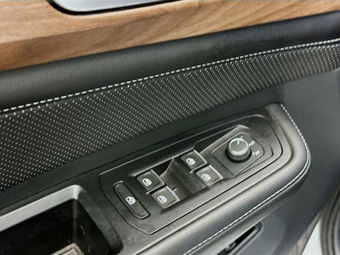 Used 2025 Volkswagen Atlas SE image 15