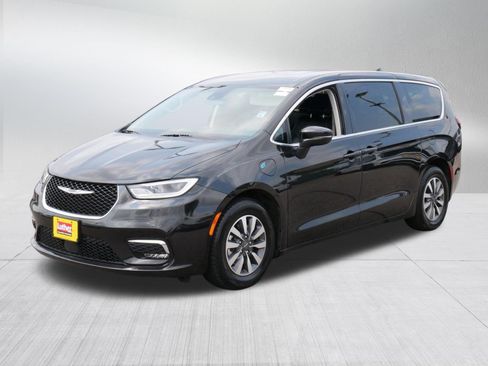 Used 2023 Chrysler Pacifica Touring-L FWD image 3