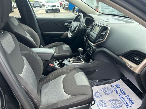 Used 2018 Jeep Cherokee Latitude w/ Safety Group AWD/4WD image 25