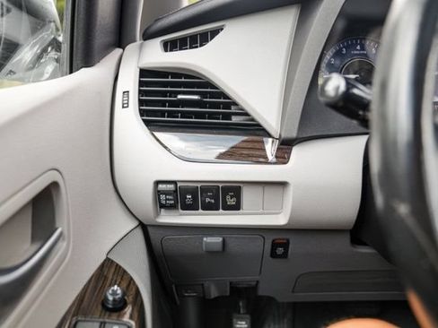 Used 2015 Toyota Sienna XLE w/ XLE Navigation Package FWD image 27