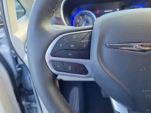 Used 2023 Chrysler Pacifica Limited FWD image 23