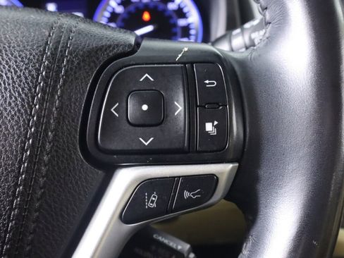 Used 2019 Toyota Highlander XLE FWD image 13
