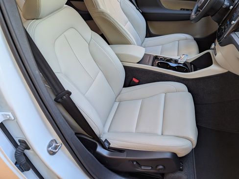 Used 2024 Volvo XC40 B5 Plus image 20