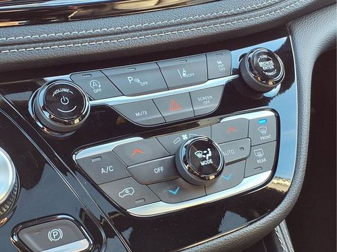 Used 2025 Chrysler Pacifica Limited FWD image 8