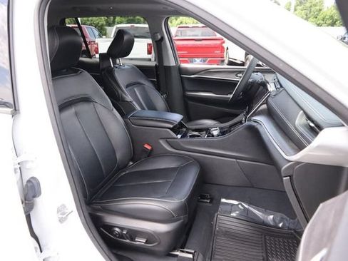 Used 2023 Jeep Grand Cherokee L Limited w/ Luxury Tech Group II AWD/4WD image 30