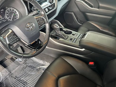 Used 2020 Toyota Highlander XLE image 9