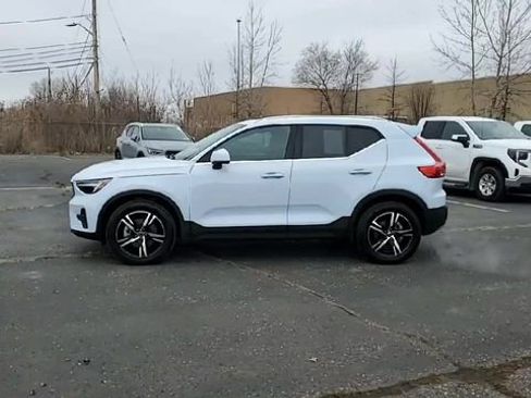 Used 2025 Volvo XC40 B5 Core image 5
