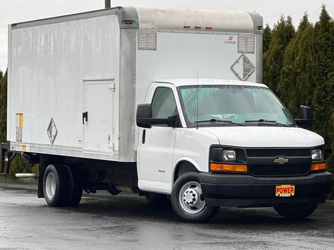 Used 2017 Chevrolet Express 4500 Extended image 2
