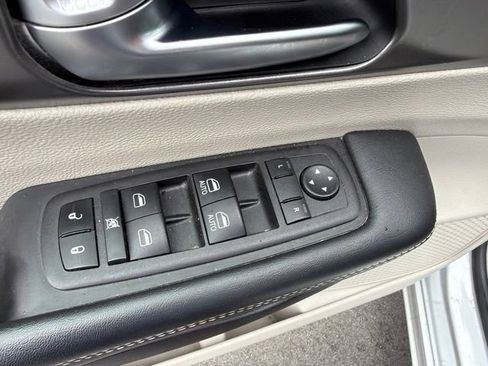 Used 2023 Chrysler Pacifica Touring-L FWD image 18