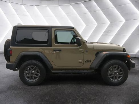 Used 2025 Jeep Wrangler Sport AWD/4WD image 7
