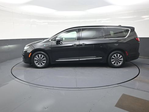 Used 2023 Chrysler Pacifica Limited FWD image 6