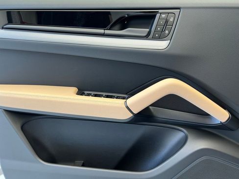 Used 2025 Porsche Cayenne Coupe image 19