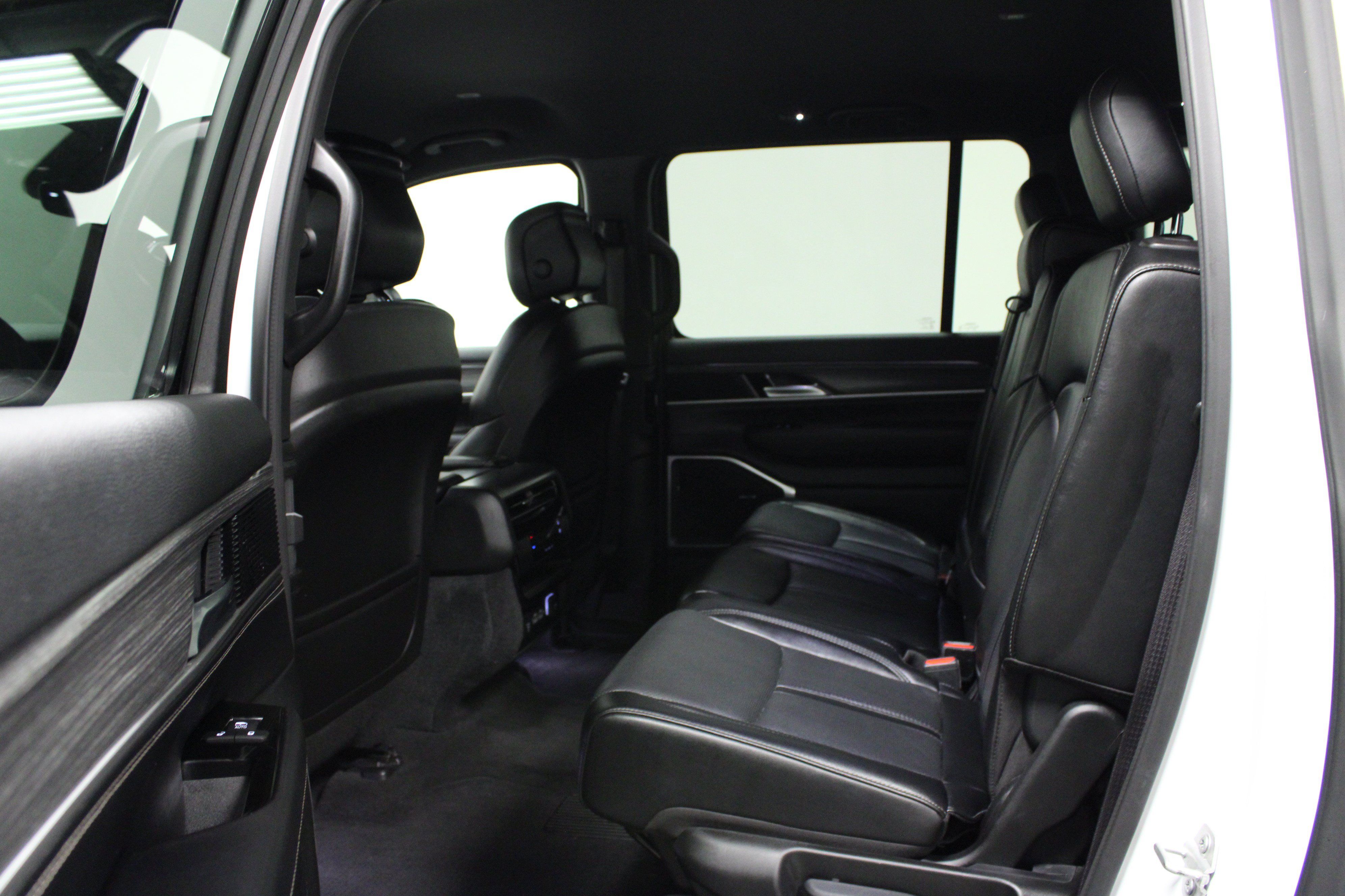 Used 2024 Jeep Wagoneer L Series II RWD image 13