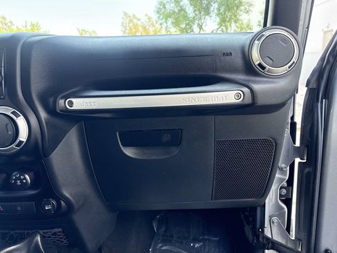 Used 2016 Jeep Wrangler Unlimited Rubicon AWD/4WD image 17