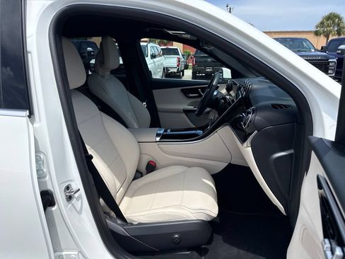 Used 2025 Mercedes-Benz GLC 300 image 24