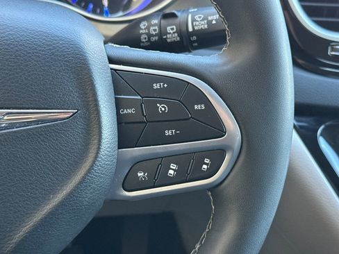 Used 2023 Chrysler Pacifica Touring-L FWD image 36