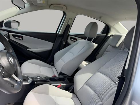 Used 2020 Toyota Yaris L FWD image 17