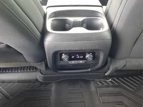 Used 2025 Chevrolet Traverse LT AWD/4WD image 16