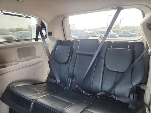 Used 2016 Chrysler Town & Country Limited Platinum FWD image 28