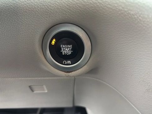 Used 2017 Chrysler Pacifica Touring-L FWD image 15