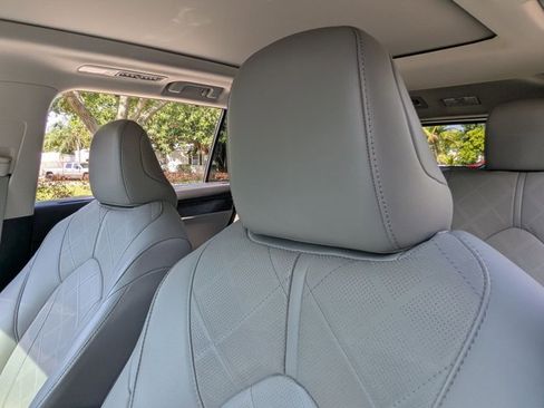 Used 2021 Toyota Highlander Platinum image 18