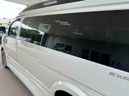 Used 2020 Chevrolet Express 2500 w/ Enhanced Convenience Package RWD image 16
