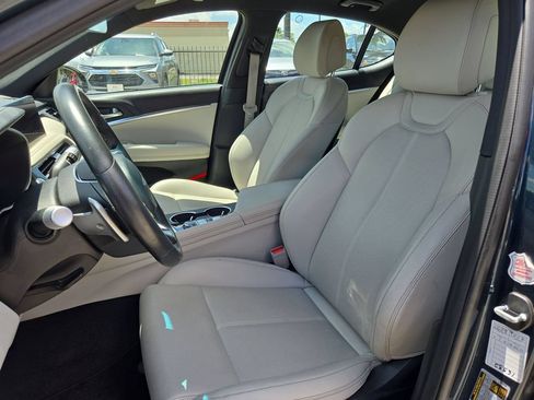 Used 2025 Genesis G70 2.5T RWD image 24