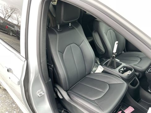 New 2026 Chrysler Pacifica Select AWD/4WD image 24