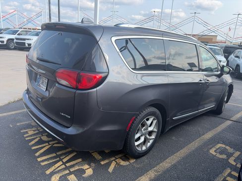 Used 2020 Chrysler Pacifica Limited FWD image 4