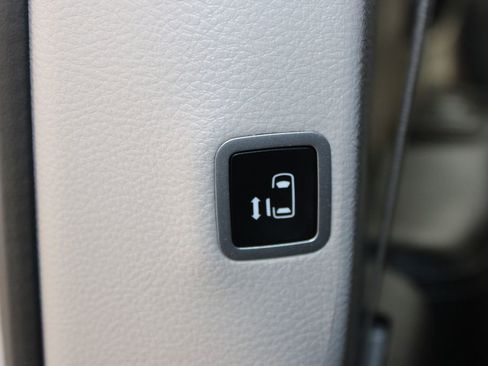 Used 2024 Chrysler Pacifica Touring-L image 22