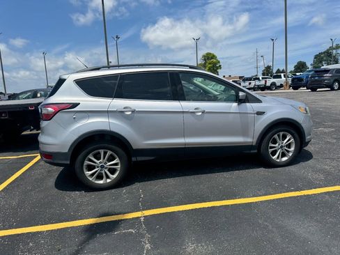 Used 2017 Ford Escape SE w/ Equipment Group 201A FWD image 4