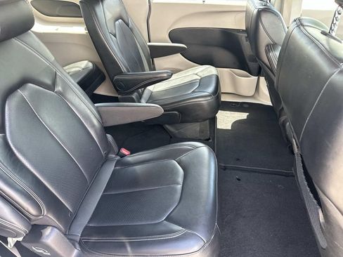 Used 2024 Chrysler Pacifica Touring-L FWD image 14