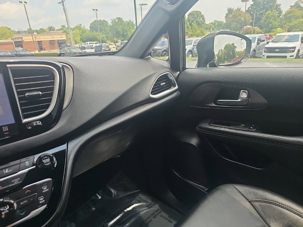 Used 2025 Chrysler Pacifica Select FWD image 22