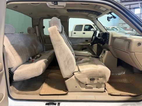 Used 2001 Chevrolet Silverado 2500 LS w/ Off-Road Skid Plate Pkg AWD/4WD image 16